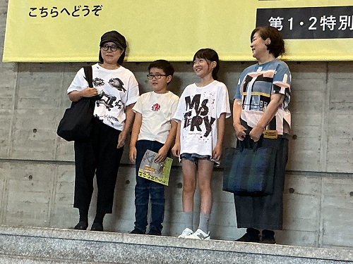 入場者1万人目になった細木家のみなさん
